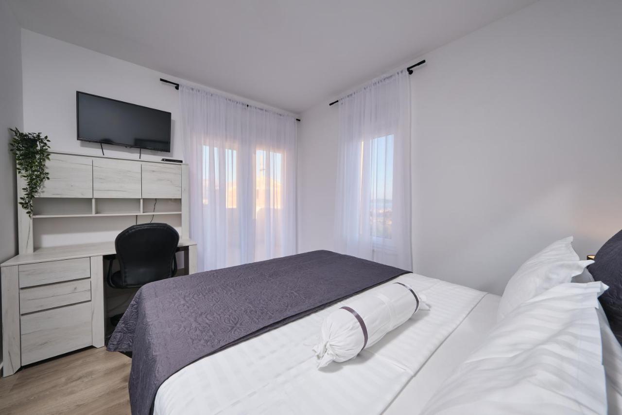 Villa Sky - Heating Pool Kaštel Novi Dış mekan fotoğraf